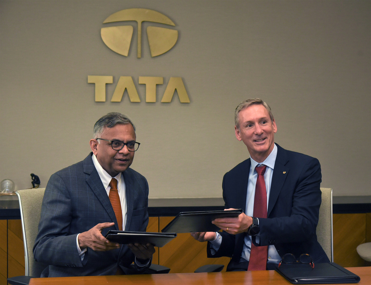 Cummins e Tata Motors - Memorando de Entendimento - Tom Linebarger e presidente da Tata