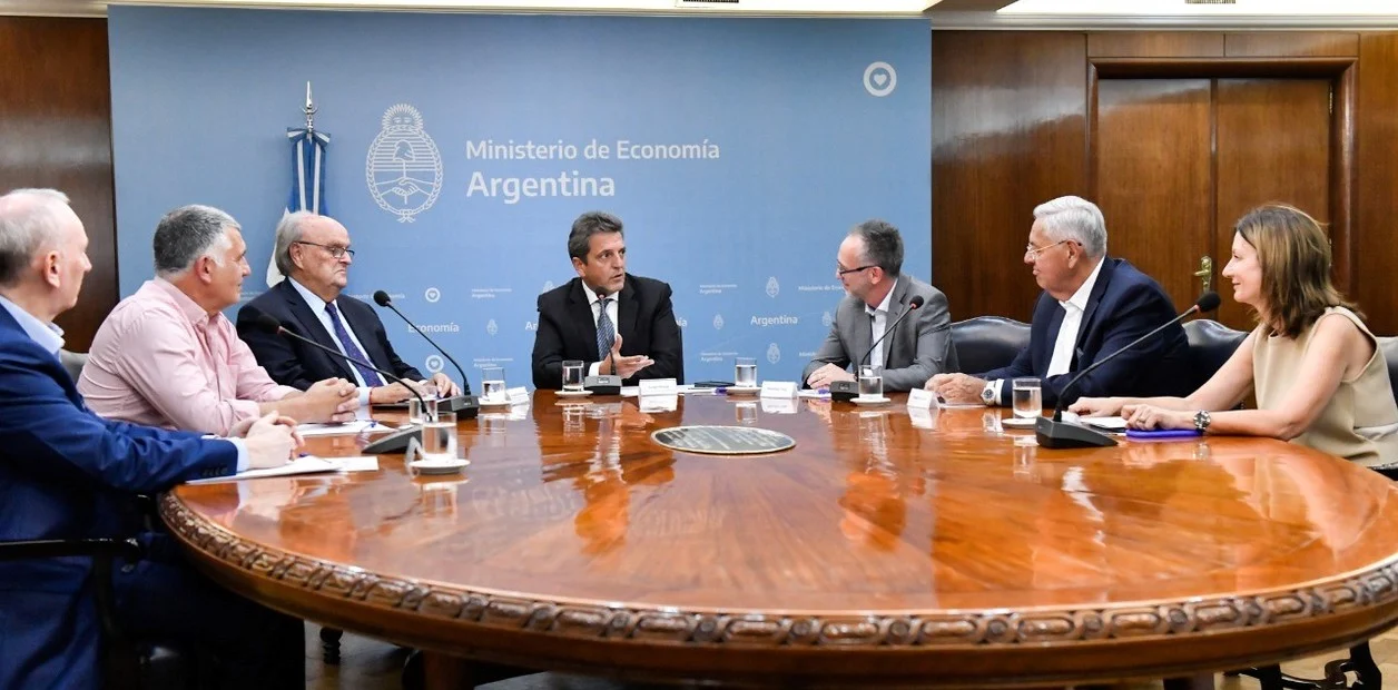 VWCO - anuncio de Produção de caminhões e Ônibus na Argentina. roberto cortes, ministro Sergio massa