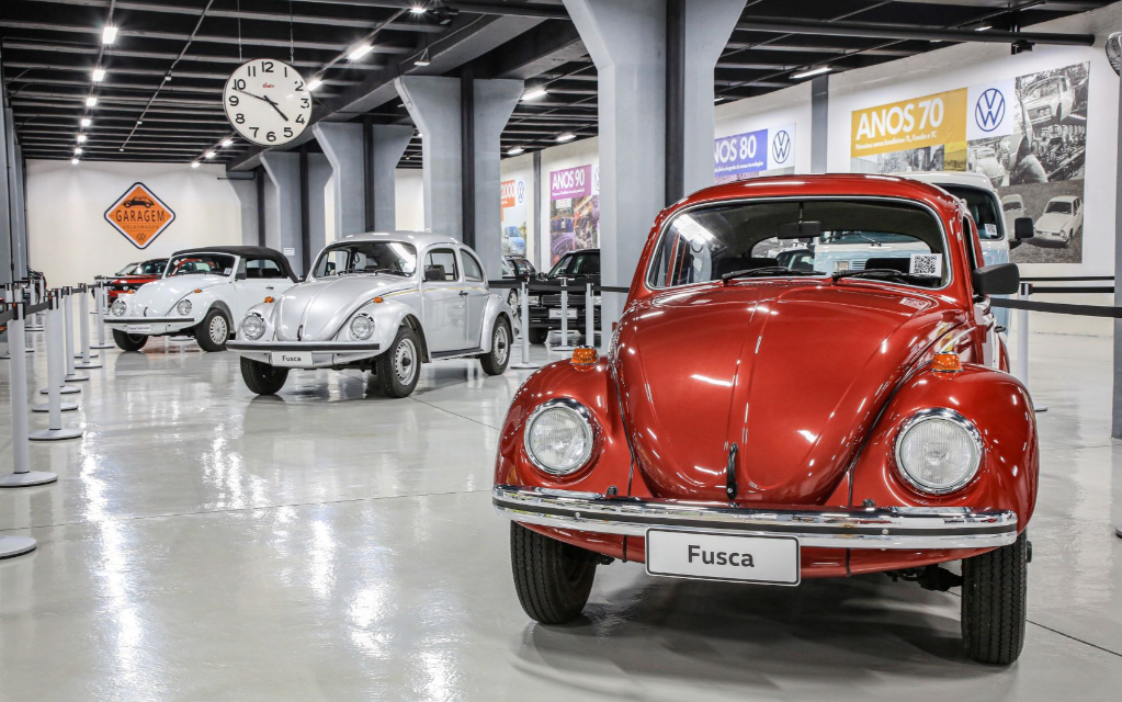 Modelos históricos do Fusca em exposição na Garagem VW