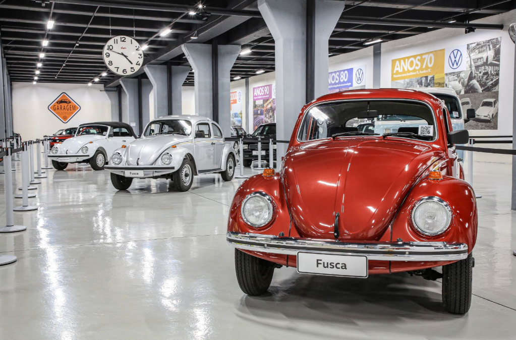 Modelos históricos do Fusca em exposição na Garagem VW