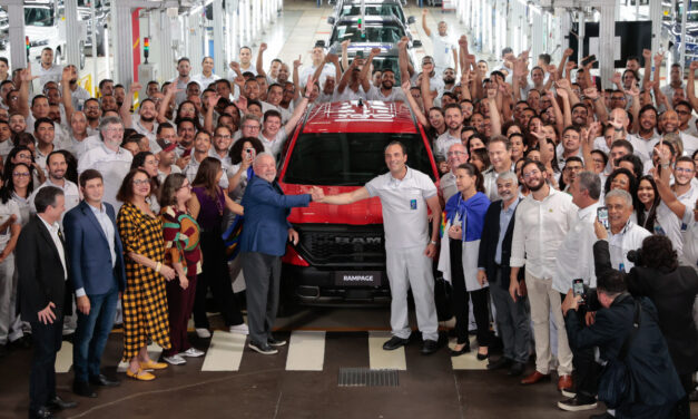 Lula inaugura linha da picape Ram em Goiana