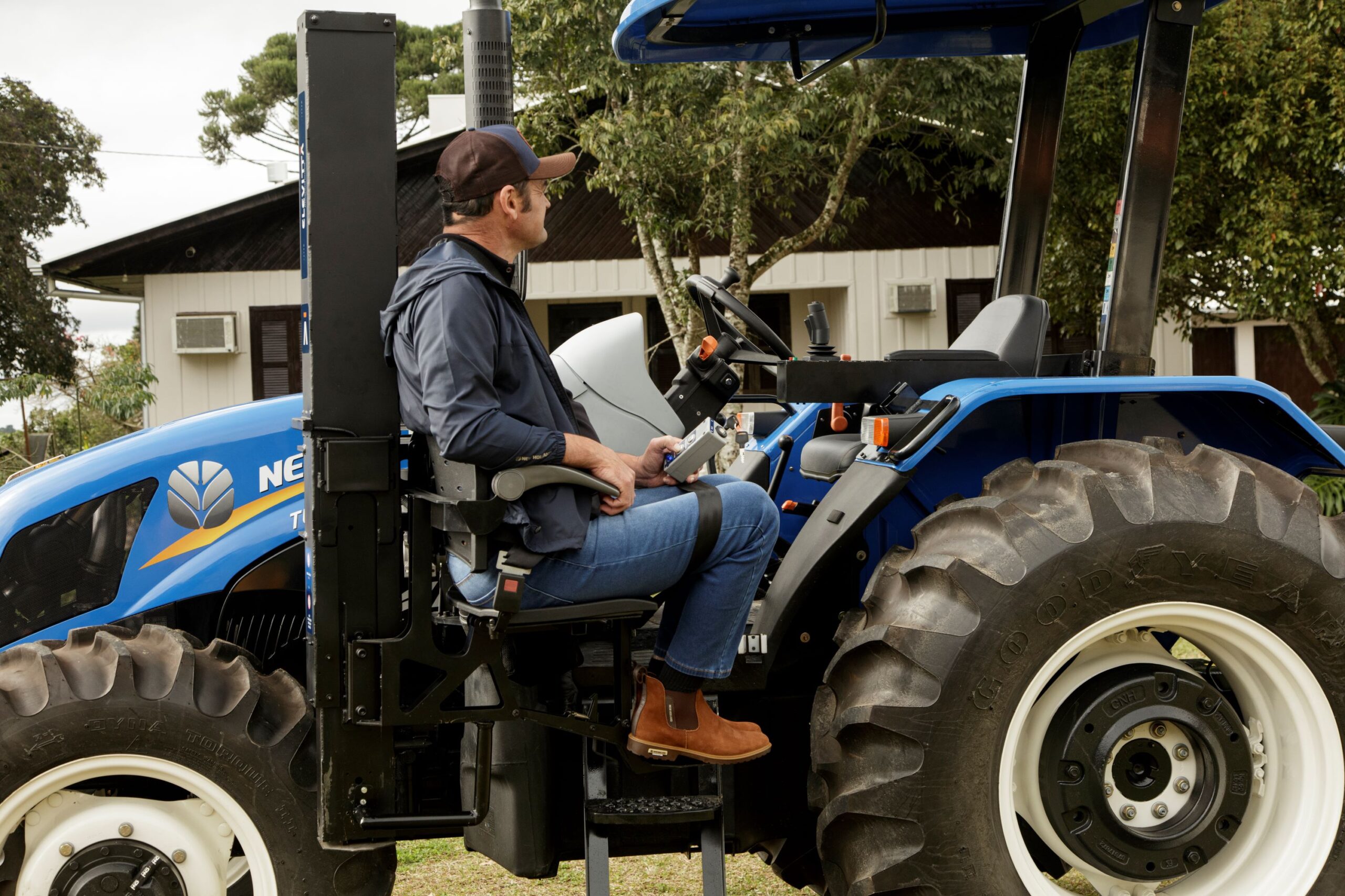 New Holland trator