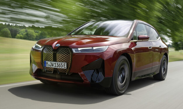 BMW iX M60 chega à rede de concessionárias do País