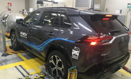 Toyota revela testes promissores de híbrido flex plug-in
