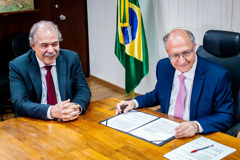 Acordo entre MDIC e BNDES destina R$ 200 milhões para descarbonização