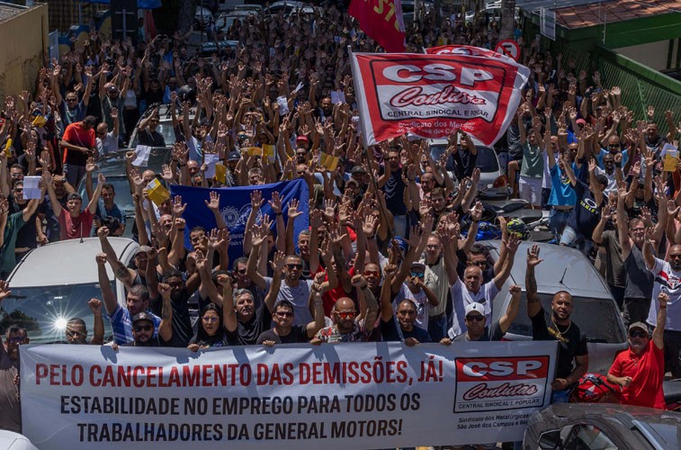 Após demissão, trabalhadores da GM aprovam greve
