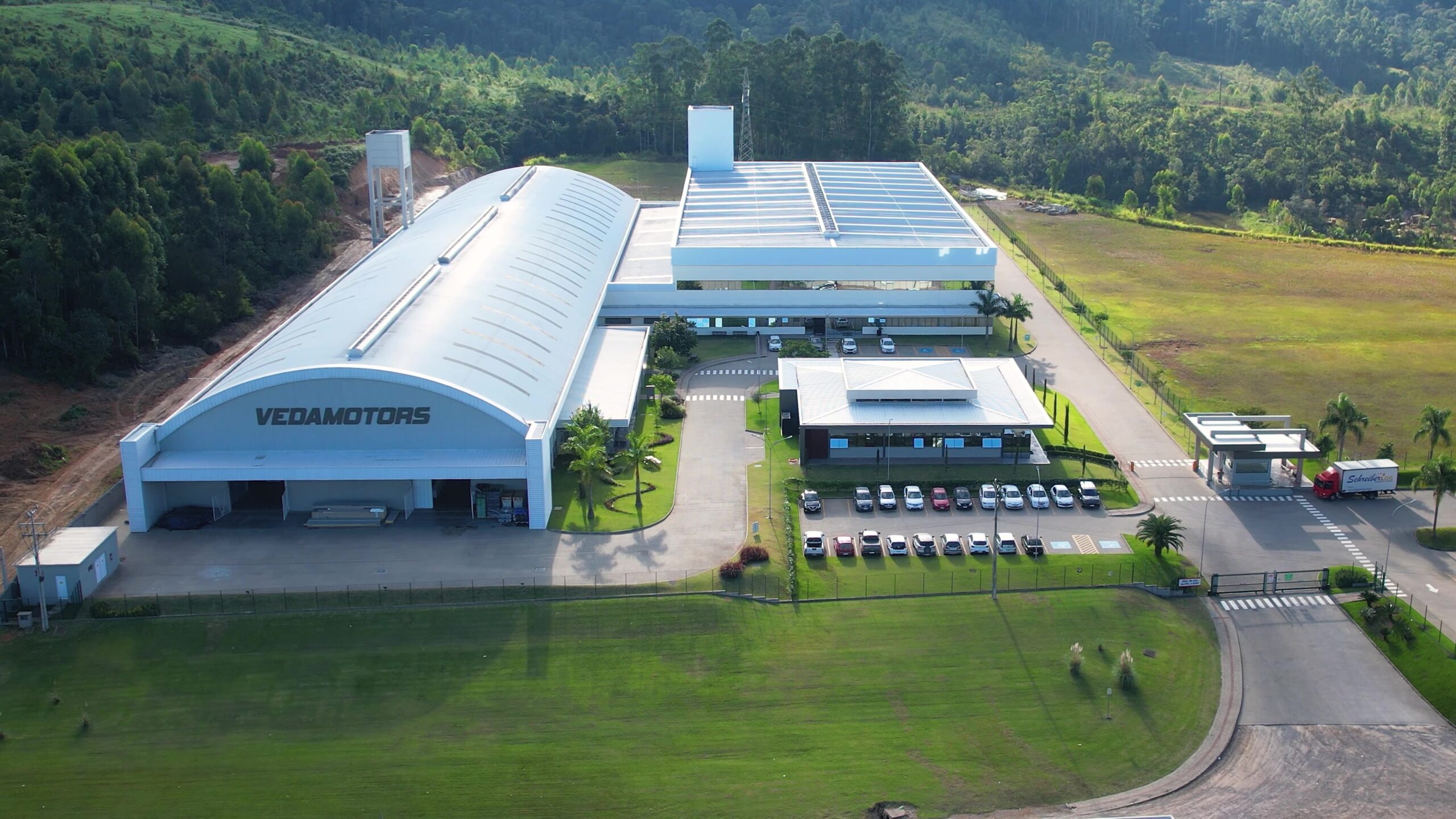 Vedamotors, do mundo das motos, inaugura fábrica de elastômeros