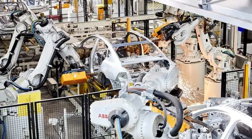 ABB fornece robôs para as novas linhas de elétricos da Volvo