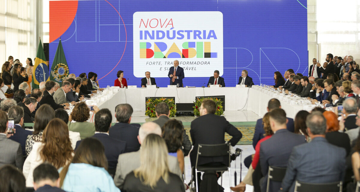 Governo anuncia R$ 300 bilhões para indústria até 2026