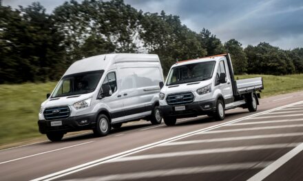Ford inicia a venda da van e do chassi E-Transit em março