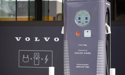 Volvo Car inaugura 14 eletropostos rápidos este mês