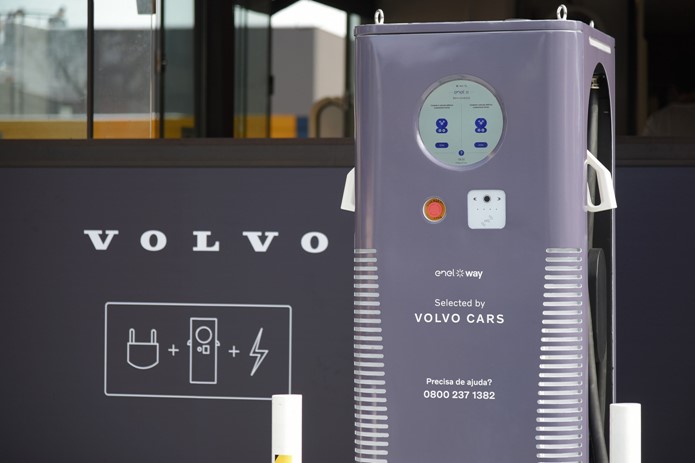 Volvo Car inaugura 14 eletropostos rápidos este mês