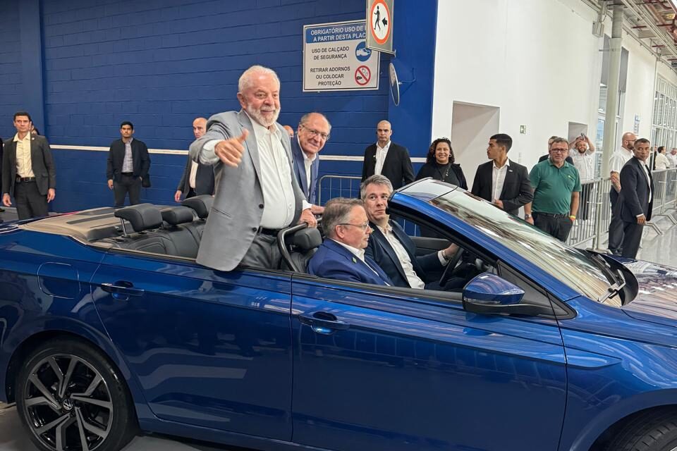 Na Volkswagen, Lula diz que setor automotivo voltou a acreditar no País