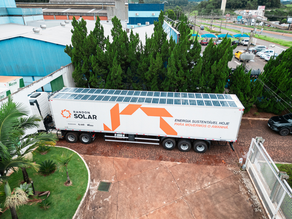 Randon inicia testes com o semirreboque auxiliado por energia solar
