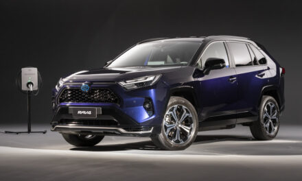 RAV4 ganha versão XSE Plug-in Hybrid por R$ 400 mil