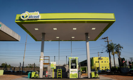 Ambipar abastece frota corporativa com etanol de resíduos de alimentos