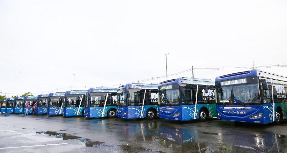 Frota de 15 ônibus elétricos começa a operar em Aracaju