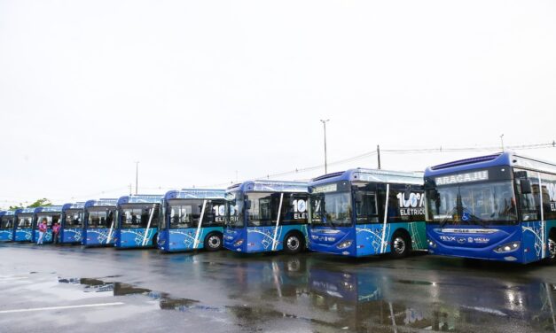 Frota de 15 ônibus elétricos começa a operar em Aracaju