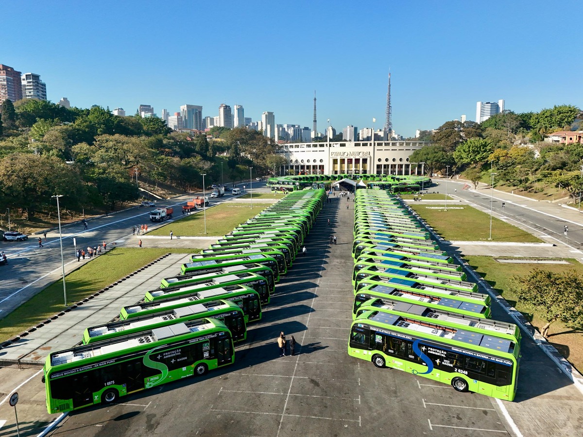foto da praça charles miller com entrega de ônibus elétrico
