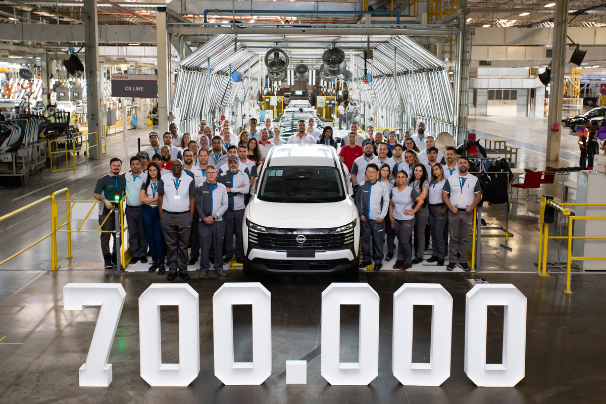foto comemorativa de 700 mil unidades produzidas na fábrica da Nissan em Resende