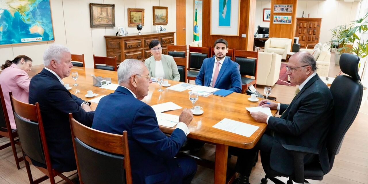 Montadoras de caminhões se reúnem com Alckmin e Haddad