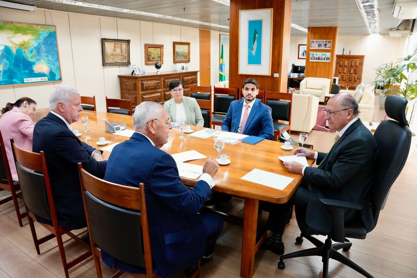Montadoras de caminhões se reúnem com Alckmin e Haddad
