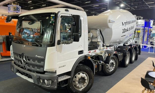 Mercedes-Benz apresenta primeira betoneira 10×4 do Brasil