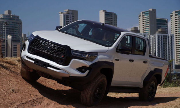 Hilux assume liderança no segmento “alhos com bugalhos”