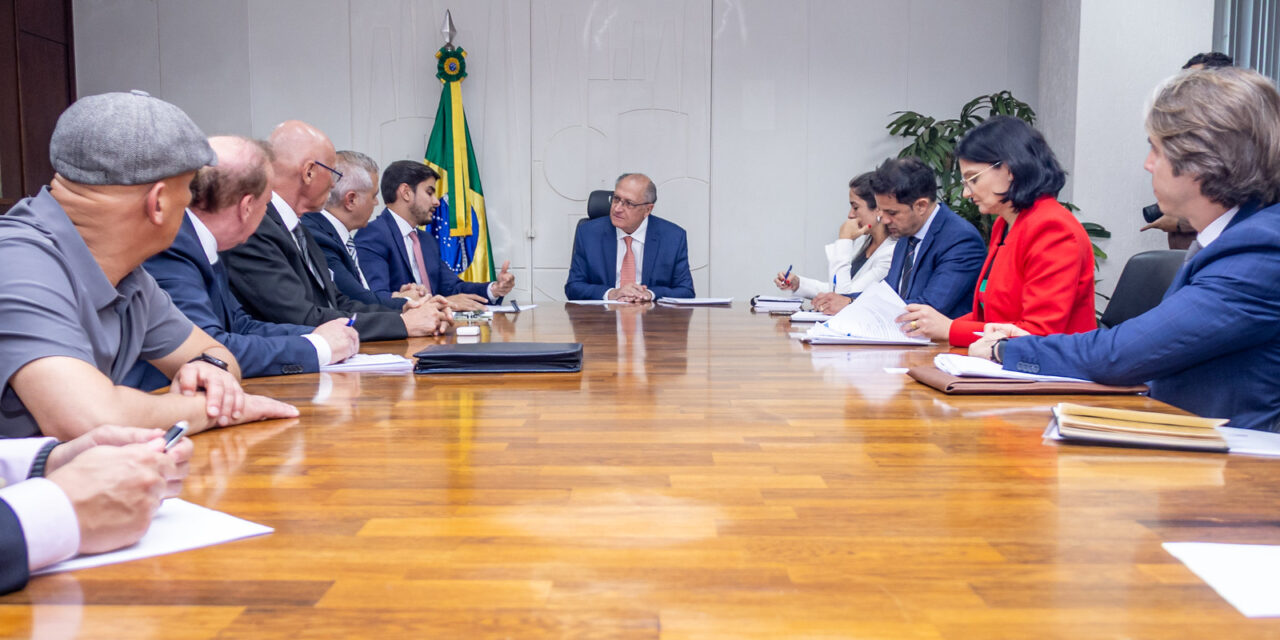 Governo chinês abre diálogo com montadoras brasileiras sobre chips