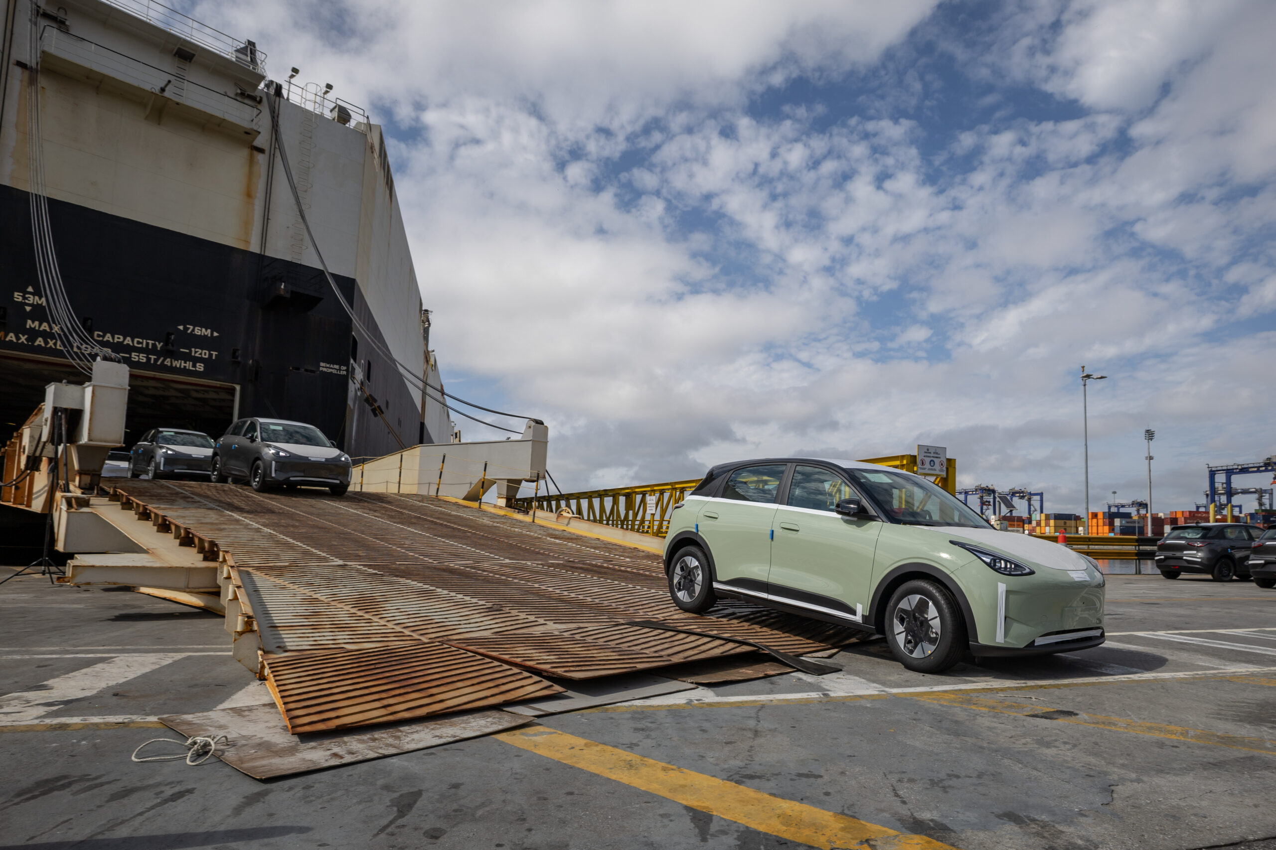 Geely EX2 desembarca no Porto de Paranaguá