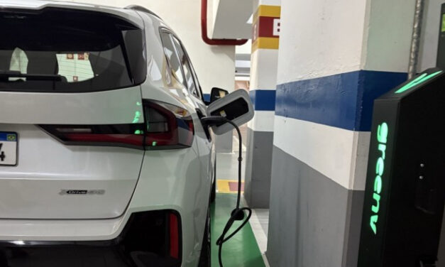 Recarga particular une BMW e GreenV no Brasil
