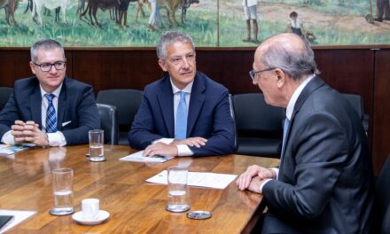 Alckmin recebe representantes do Iveco Group para tratar da indústria de caminhões