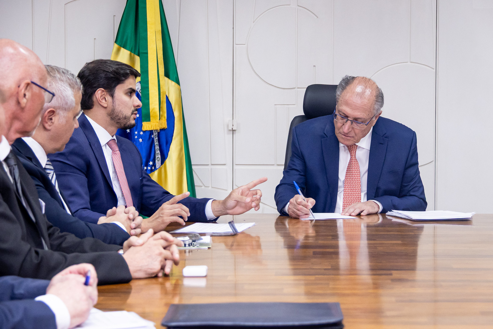 Brasil negocia com a China compra de chips para o setor automotivo