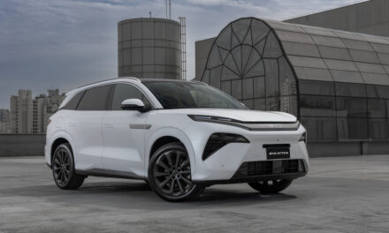 BYD amplia oferta com o híbrido plug-in Atto 8