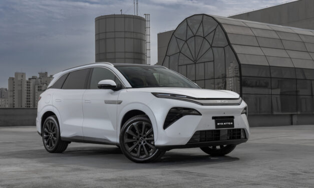 BYD amplia oferta com o híbrido plug-in Atto 8