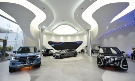 Na rua Colômbia, primeira concessionária Denza em São Paulo