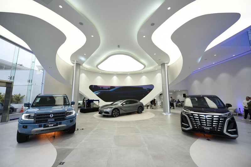 Na rua Colômbia, primeira concessionária Denza em São Paulo