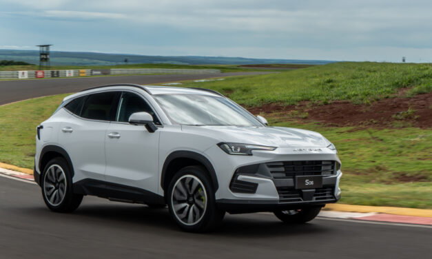 Híbrido plug-in S06, da Jetour, custa R$199,9 mil