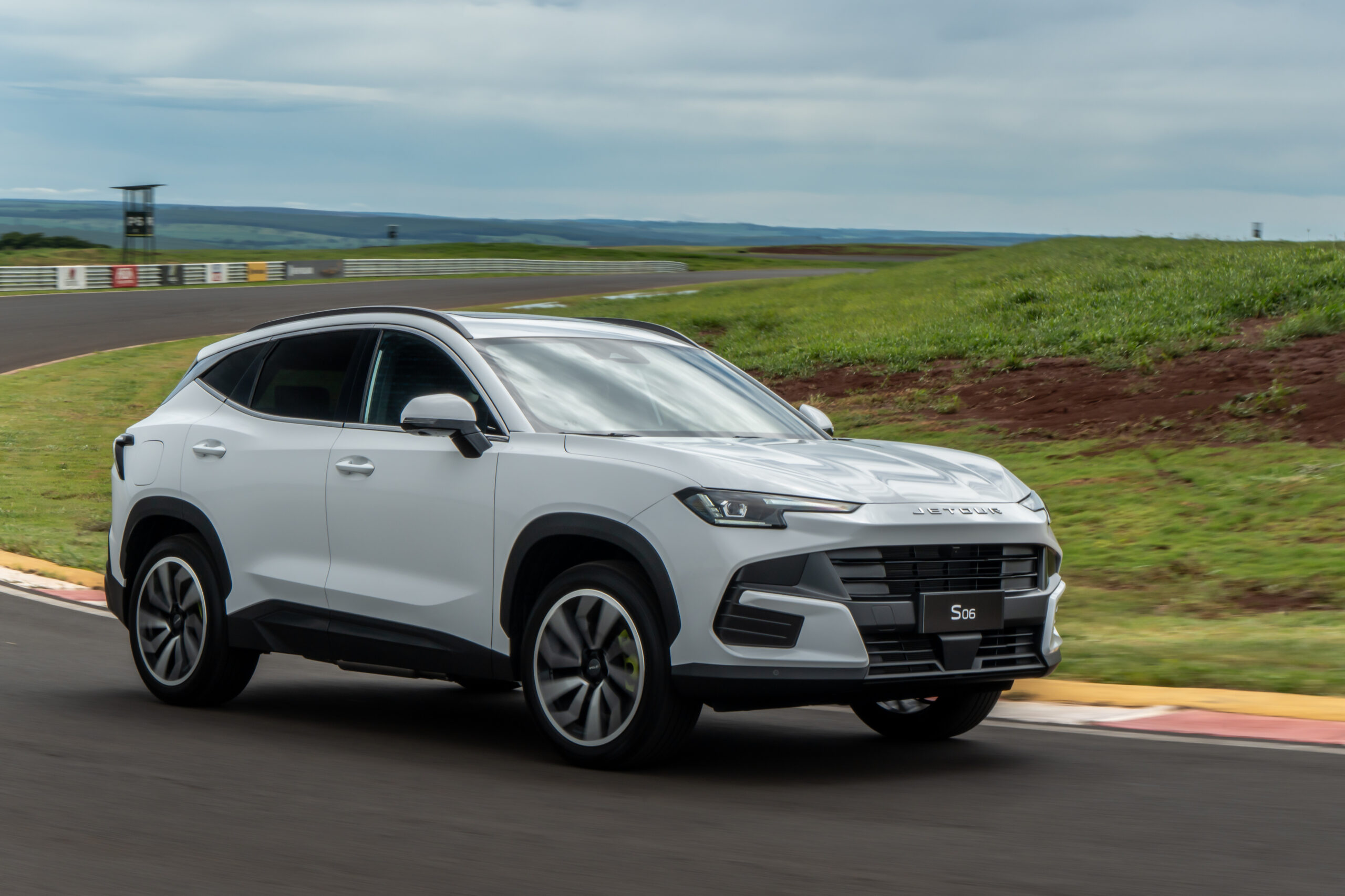 Híbrido plug-in S06, da Jetour, custa R$ 199,9 mil