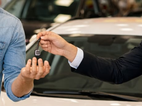 No varejo, demanda por carros nacionais retraiu 7% en 2025