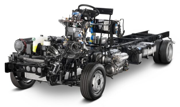 Sest Senat recebe chassi Mercedes-Benz para cursos de qualificação