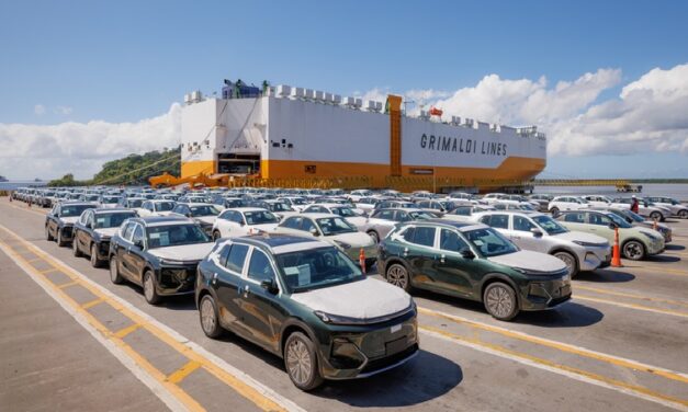 Geely EX5 EM-i desembarca em Paranaguá