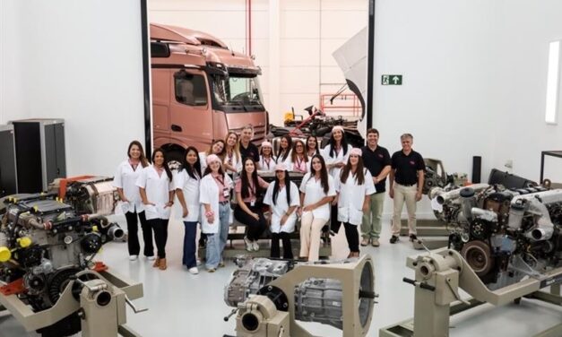 Mercedes-Benz cria curso exclusivo para vendedoras de caminhões de rede