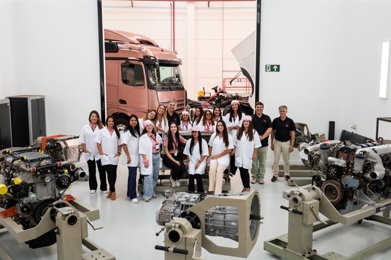 Mercedes-Benz cria curso exclusivo para vendedoras de caminhões de rede