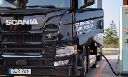 Scania testa caminhão elétrico que devolve energia para a rede