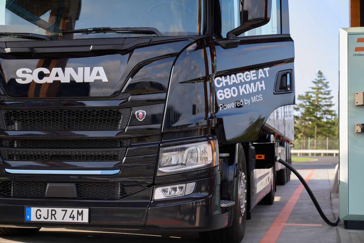 Scania testa caminhão elétrico que devolve energia para a rede