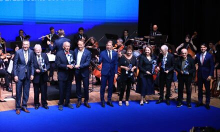 Anfavea completa 70 e homenageia Alzira Rodrigues, diretora do AutoIndústria
