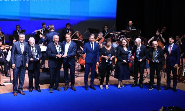 Anfavea completa 70 e homenageia Alzira Rodrigues, diretora do AutoIndústria