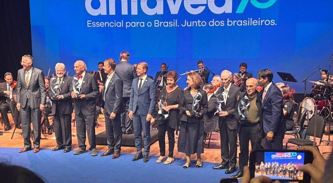 Anfavea completa 70 e homenageia Alzira Rodrigues, diretora do AutoIndústria