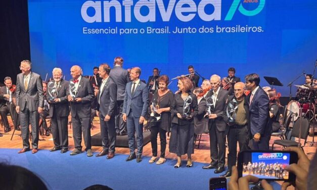 Anfavea completa 70 e homenageia Alzira Rodrigues, diretora do AutoIndústria